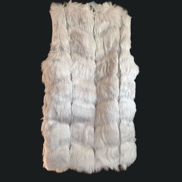 Faux Fox Fur Blush Color Vest with Plush Texture and Mid-Thigh Length - Picture 5 of 10